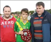  ??  ?? Sebastian Veal with Brian Carty, representi­ng People Newspapers, and David Tobin of Coiste na nOg.