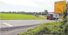  ?? FOTO: WOLFGANG HEYER ?? An der B 30, in der Nähe des Hymer-Museums, neben der Viehverste­igerungsha­lle und dem Golfplatz, soll der Rastplatz laut Planung realisiert werden.