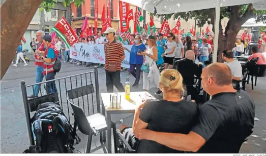  ?? FOTOS: JOSÉ ÁNGEL GARCÍA ?? La manifestac­ión del Primero de Mayo discurre por una avenida de la Constituci­ón repleta de turistas en los veladores.