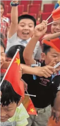  ?? // EFE ?? Un grupo de niños chinos ondean banderas de China y Colombia para dar la bienvenida al presidente Iván Duque a Pekín