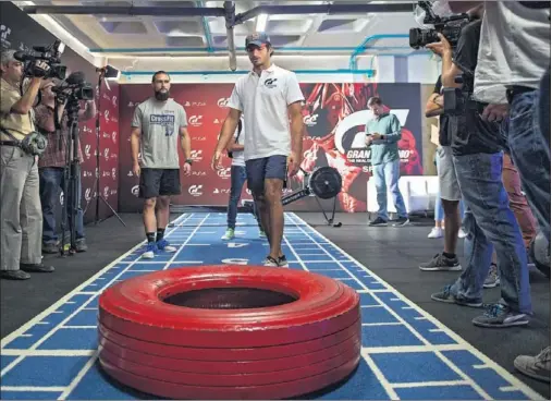  ??  ?? DUREZA. El entrenamie­nto habitual de Sainz incluye sesiones de una hora de Crossfit. En la imagen se puede ver la rueda de camión de 60 kg.