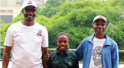  ?? ?? Coach Pride Tsiko (left) and father Peter Tom flanking Kadoma-based rising tennis star Rutendo