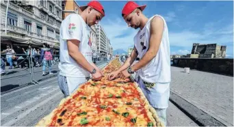  ??  ?? El peso exacto de la pizza récord fue de 7.808 kilos.