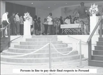  ?? ?? Persons in line to pay their final respects to Persaud