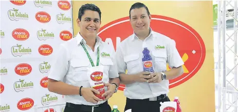  ??  ?? Harold Lovo junto a José Coronado durante el lanzamient­o del producto Ahorro Max, en Supermerca­dos La Colonia número 1.