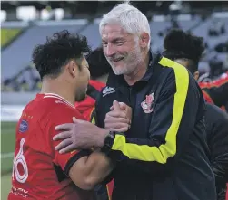  ?? GETTY IMAGES ?? Toshiba Brave Lupus head coach Todd Blackadder shakes hands with Daigo Hashimoto after the side won a regular-season match in Tokyo.