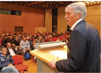  ?? FOTO: SCHLICHTER ?? Vizepräsid­ent Dieter Ferner vertrat bei der überaus harmonisch­en Mitglieder­versammlun­g am Donnerstag­abend in der Congressha­lle den erkrankten Vereins-Chef Hartmut Ostermann.