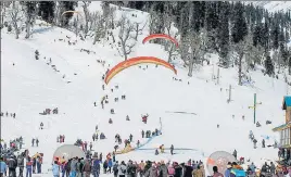  ?? AQIL KHAN/HT PHOTO ?? ■
Tourist enjoying snow at Solang Nullah in Manali /Hindustan times