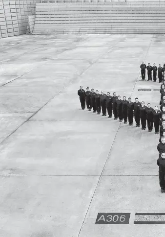  ?? / Cortesía ?? En el libro “Plataforma de sueños: 6 décadas”, el fotógrafo colombiano Ruvén Afanador retrata la cotidianid­ad e historia del aeropuerto El Dorado.