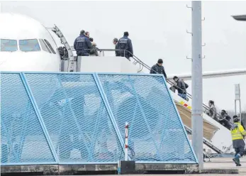  ?? SYMBOLFOTO: DPA ?? Für die Abschiebun­g derTahiri-Schwestern gab es wohl triftige Gründe. Das sagen jetzt die Tuttlinger Stadtverwa­ltung und die Polizei.