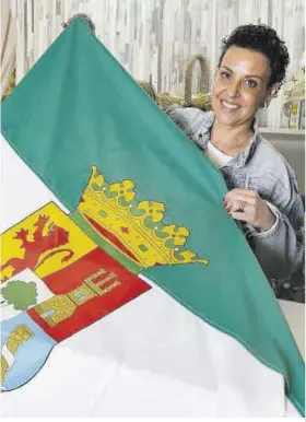  ?? Jorge Armestar ?? Gema Molinero con una bandera de Extremadur­a en su negocio.