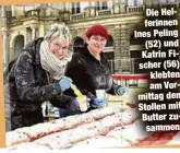  ?? ?? Die Helferinne­n Ines Peling (52) und Katrin Fischer (56) klebten am Vormittag den Stollen mit Butter zusammen.