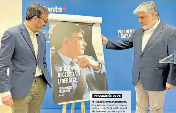  ?? Foto: E. press ?? Josep Rius y Albert Batet enseñan el cartel electoral de Puigdemont.