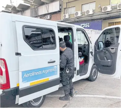  ?? Psa ?? Agentes de la PSA inspeccion­an la camioneta utilizada por la banda para ocultar el botín