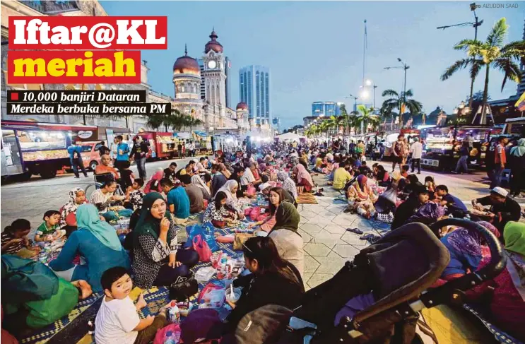  ?? FOTO: AIZUDDIN SAAD ?? ORANG ramai berbuka di Dataran Merdeka sempena program Iftar@KL 2017, malam tadi.