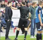  ??  ?? Schiri Bastian Dankert schickte Roger Schmidt (l.) auf die Tribüne, während sich Julian Nagelsmann einen Schluck gönnte.