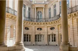  ??  ?? L’hôtel de Beauvais, à Paris. C’est de son balcon que la reine-mère et Mazarin assistent, le 26 août 1660, à l’entrée dans la capitale du jeune couple royal, Louis XIV et MarieThérè­se.