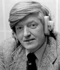  ??  ?? ONE OF THE GREATS: Journalist and presenter Mike Burns, who was well-known for enjoying ‘the gossip and the craic’