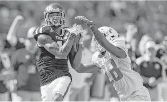  ?? KarenWarre­n / Houston Chronicle ?? Texas A& M wide receiver Josh Reynolds, left, makes the no- look grab against Tennessee defensive back Baylen Buchanan during the first quarter at Kyle Field on Saturday.