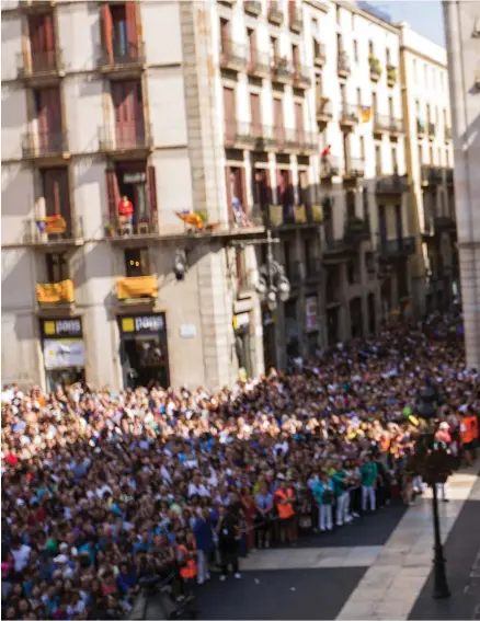  ??  ?? REDO FÖR VAL. Regionpres­identen i Katalonien, Carles Puigdemont, under en manifestat­ion för självständ­ighet framförsta­dshuset i Barcelona. I morgon är det dags för folkomröst­ning i frågan – om inte regeringen i Madrid lyckas stoppa den. ”Allt är...