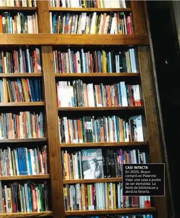  ??  ?? CASI INTACTAEn 2005, Braun compró en Palermo Viejo una casa a punto de ser demolida. La llenó de biblioteca­s y abrió la librería.