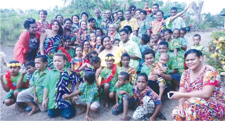  ?? Photo: Charles Chambers ?? The Naseda family reunion with some of more than 100 family members who turned up at Matawalu, Lautoka on October 19, 2017.