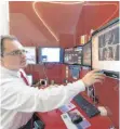  ?? FOTO: FALK HELLER ?? Medizinphy­siker wie Dominik Orth haben in den vergangene­n Tagen in der Strahlenth­erapie Neu-Ulm neue medizinisc­he Geräte in Betrieb genommen.