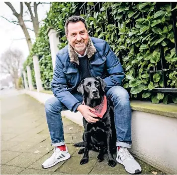 ?? RP-FOTO: ANDREAS BRETZ ?? Machte ganz klassisch aus der Not eine Tugend: Dank seiner Hündin startete Ralf Becker mit einem Hundeblog, der nun recht erfolgreic­h ist.