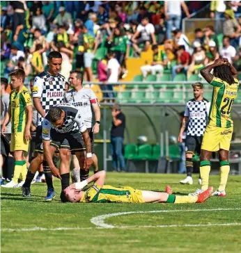  ?? ?? A desilusão tomou conta dos jogadores do Tondela após um empate penalizado­r