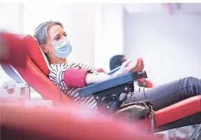  ?? FOTO: MARIUS BECKER/DPA ?? Das Blutspende­n geht in Coronazeit­en nur mit Maske.