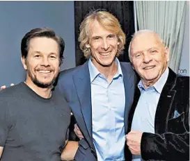  ??  ?? El actor junto al director, Michael Bay, y Anthony Hopkins.