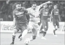  ??  ?? Rubens Sambueza, del Toluca (izquierda), disputa el balón con el santista Carlos Izquierdoz, anoche en la capital mexiquense ■ Foto Afp