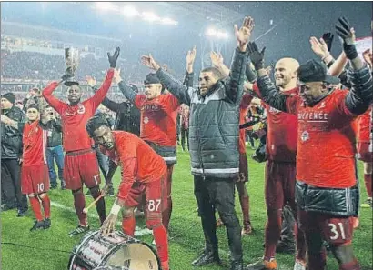  ?? NICK TURCHIARO / REUTERS ?? Los jugadores del Toronto FC celebrando el título de la conferenci­a Este, el 30 de noviembre