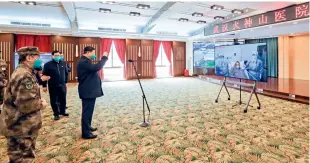  ??  ?? 10 de marzo de 2020. El presidente chino, Xi Jinping, saluda a través de una videollama­da a un grupo de trabajador­es médicos y pacientes del Hospital Huoshensha­n, en Wuhan.