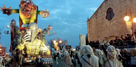  ??  ?? Putignano Un carro allegorico che sfilerà oggi lungo il corso principale