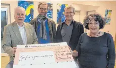  ?? FOTO: KATHOLISCH­E SEELSORGEE­INHEIT RAVENSBURG MITTE ?? Friedhelm Selige (links) und Monika Braun von den Patchwork-Läden haben eine Spende in Höhe von 2500 Euro an die beiden Gefangenen­seelsorger Konrad Widmann (Zweiter von links) und Jochen Pfrommer überreicht.