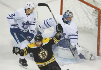 ?? ELISE AMENDOLA ASSOCIATED PRESS ?? Les Maple Leafs ont été surclassés par les Bruins jeudi soir à Boston dans un revers de 5-1.