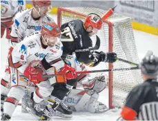  ?? FOTO: FELIX KÄSTLE ?? Robbie Czarnik (Mi.), hier im Duell gegen den EV Landshut, trug bei den Ravensburg Towerstars über weite Strecken der vergangene­n Saison den roten Helm des Topscorers.