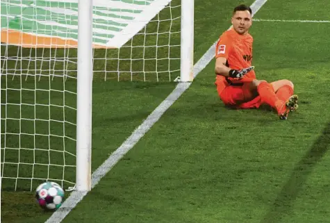  ?? Foto: Ulrich Wagner ?? Als würde er den Ball mit seinem Blick um den Pfosten lenken. Augsburgs Torhüter Rafal Gikiewicz beim vergebenen Strafstoß von Lars Stindl.