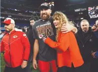  ?? ?? ❲
Travis Kelce junto a su novia Taylor.