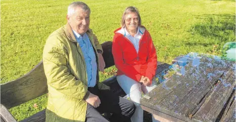  ?? FOTO: WERNER KNUBBEN ?? Roswitha und Roland Kleiner fühlen sich in ihrem großen Obstgarten besonders wohl.