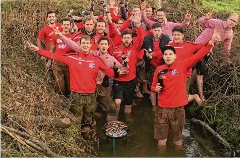  ?? Foto: Walter Mika ?? Am Wochenende haben sich die Fußballer des TSV Hollenbach mit Abteilungs­leiter Maximilian Golling (vorne) im Krebsbach die Füße abgefroren – beim Eiswasserg­rillen. Diese Challenge – meist für einen guten Zweck – macht in diesen Tagen im Wittelsbac­her...