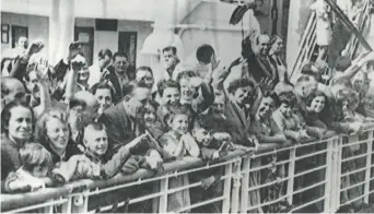  ??  ?? Les passagers du MS Saint-Louis, à leur arrivée en Belgique, en 1939. – Gracieuset­é: encycloped­iecanadien­ne.ca