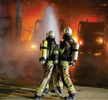  ?? Foto: Wilhelm Schmid ?? Lastwagen und Baumaschin­en in einer Balzheimer Firmenhall­e gingen in Flammen auf. Die Polizei geht von einem Schaden von gut einer Million Euro aus.