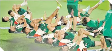  ?? ?? El equipo mexicano sólo hizo algunos ejercicios de estiramien­to para soltar los músculos tras el debut.