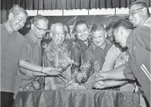  ?? —Gambar Bernama ?? RAIKAN: Muhyiddin (tiga kiri) bersama tetamu jemputan menggaul ‘yee sang’ pada majlis sambutan Tahun Baharu Cina Peringkat Parlimen Pagoh di Bukit Pasir, kelmarin.