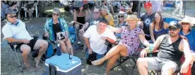  ?? Photos / Stuart Munro ?? A group of friends, with Tonia Martin (rear), kicks back at the Pauls Rd Live concert.