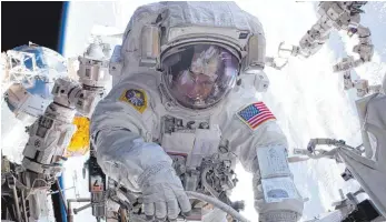  ?? FOTO: NASA/DPA ?? US-Astronauti­n Peggy Whitson im Außeneinsa­tz: Die klobigen Raumanzüge müssten erneuert werden.