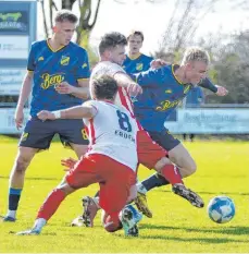  ?? FOTO: ESCOTO ?? Zwischen dem SSV Ehingen-Süd (blau) und Türkspor Neckarsulm (weiß) ging es eng zu.