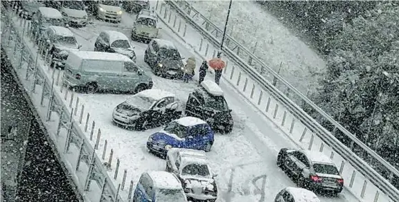  ?? (foto Ansa) ?? Vomero innevato Alcune macchine bloccate sullo svincolo della tangenzial­e per il Vomero verso la zona collinare di Napoli. La neve ha creato molti problemi alla circolazio­ne